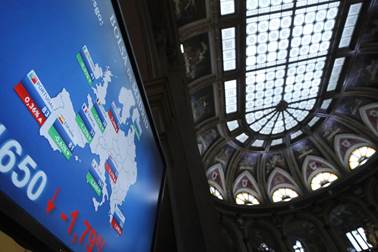 Vista de los paneles que informan sobre la prima de riesgo en la Bolsa de Madrid.